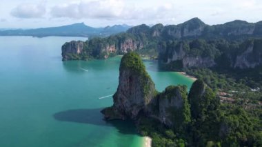 Railay Plajı Krabi Tayland, Railay Krabi 'nin tropikal plajı, Tayland' da geleneksel uzun bir tekneyle Panoramik manzaralı insansız hava aracı..