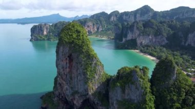 Railay Plajı Krabi Tayland, Railay Krabi 'nin tropikal plajı, Tayland' da geleneksel uzun bir tekneyle Panoramik manzaralı insansız hava aracı..