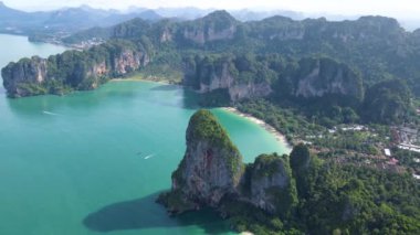 Railay Plajı Krabi Tayland, Railay Krabi 'nin tropikal plajı, Tayland' da geleneksel uzun bir tekneyle Panoramik manzaralı insansız hava aracı..
