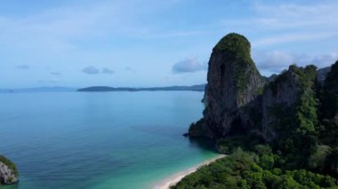 Railay Plajı Krabi Tayland, Railay Krabi 'nin tropikal plajı, Tayland' da geleneksel uzun bir tekneyle Panoramik manzaralı insansız hava aracı..