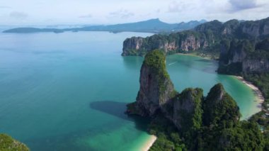 Railay Plajı Krabi Tayland, Railay Krabi 'nin tropikal plajı, Tayland' da geleneksel uzun bir tekneyle Panoramik manzaralı insansız hava aracı..