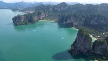 Railay Plajı Krabi Tayland, Railay Krabi 'nin tropikal plajı, Tayland' da geleneksel uzun bir tekneyle Panoramik manzaralı insansız hava aracı..