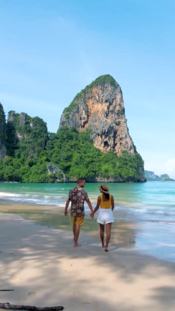 Railay Beach Krabi Thaïlande Couple Femmes Asiatiques Hommes Européens Marchant — Video