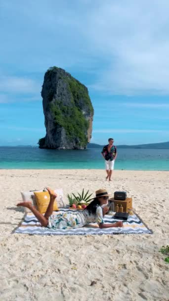 Koh Poda Strand Krabi Thailand Ein Paar Asiatische Frauen Und — Stockvideo