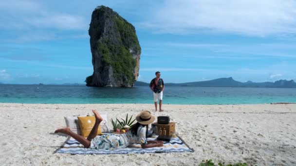 Кох Пода Пляж Крабі Таїланд Пара Азіатських Жінок Європейських Чоловіків — стокове відео