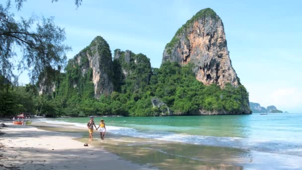 Railay Beach Krabi Tailandia Par Mujeres Asiáticas Hombres Europeos Caminando — Vídeo de stock