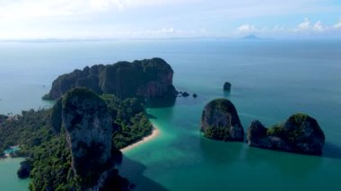 Railay Beach Krabi Tayland, Railay Krabi 'nin tropikal plajı, Tayland' daki huzurlu Railay Sahili 'nin insansız hava aracı görüntüsü.
