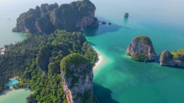 Railay Beach Krabi Tayland, Railay Krabi 'nin tropikal plajı, Tayland' daki huzurlu Railay Sahili 'nin insansız hava aracı görüntüsü.