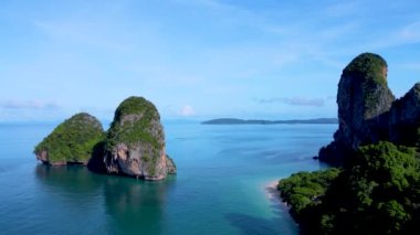 Railay Beach Krabi Tayland, Railay Krabi 'nin tropikal plajı, Tayland' daki huzurlu Railay Sahili 'nin insansız hava aracı görüntüsü.