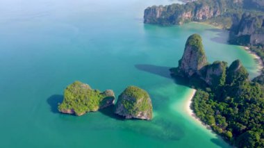 Railay Beach Krabi Tayland, Railay Krabi 'nin tropikal plajı, Tayland' daki huzurlu Railay Sahili 'nin insansız hava aracı görüntüsü.