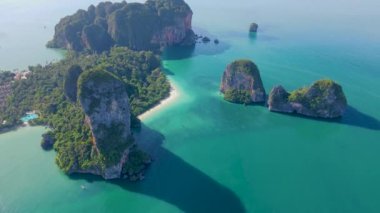 Railay Beach Krabi Tayland, Railay Krabi 'nin tropikal plajı, Tayland' daki huzurlu Railay Sahili 'nin insansız hava aracı görüntüsü.