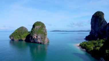 Railay Beach Krabi Tayland, Railay Krabi 'nin tropikal plajı, Tayland' daki huzurlu Railay Sahili 'nin insansız hava aracı görüntüsü.