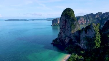 Railay Beach Krabi Tayland, Railay Krabi 'nin tropikal plajı, Tayland' daki huzurlu Railay Sahili 'nin insansız hava aracı görüntüsü.