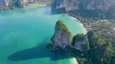 Railay Beach Krabi Tayland, Railay Krabi 'nin tropikal plajı, Tayland' daki huzurlu Railay Sahili 'nin insansız hava aracı görüntüsü.