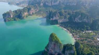 Railay Beach Krabi Tayland, Railay Krabi 'nin tropikal plajı, Tayland' daki huzurlu Railay Sahili 'nin insansız hava aracı görüntüsü.