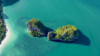 Railay Beach Krabi Tayland, Railay Krabi 'nin tropikal plajı, Tayland' daki huzurlu Railay Sahili 'nin insansız hava aracı görüntüsü.