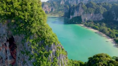 Railay Beach Krabi Tayland, Railay Krabi 'nin tropikal plajı, Tayland' daki huzurlu Railay Sahili 'nin insansız hava aracı görüntüsü.