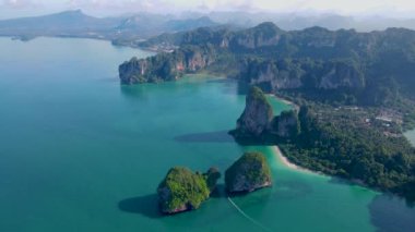Railay Beach Krabi Tayland, Railay Krabi 'nin tropikal plajı, Tayland' daki huzurlu Railay Sahili 'nin insansız hava aracı görüntüsü.