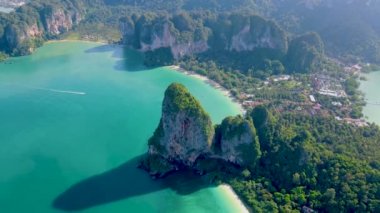 Railay Beach Krabi Tayland, Railay Krabi 'nin tropikal plajı, Tayland' daki huzurlu Railay Sahili 'nin insansız hava aracı görüntüsü.