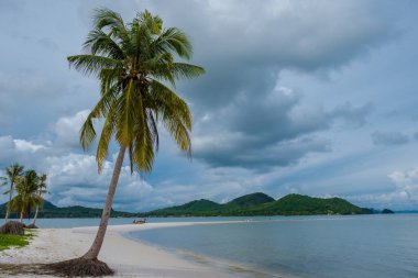 Koh Yao Tayland 'daki kumsal, beyaz kumlu ve palmiye ağaçlı plaj..