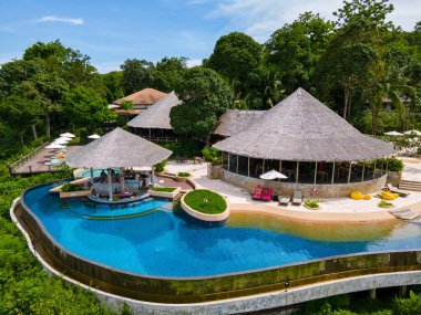 Tayland 'da Phangnga Kho Yao Yai okyanusuna bakan bir havuzu olan lüks bir tatil köyü.. 