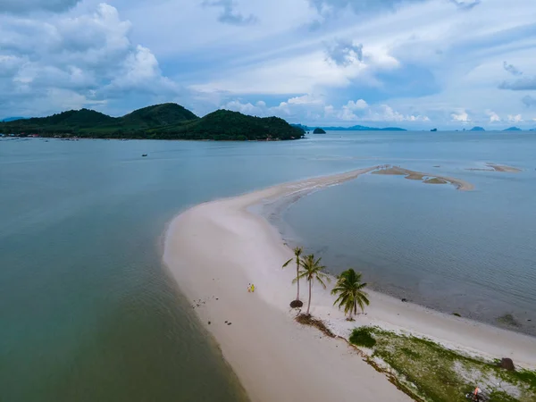 Couple Men Women Walking Beach Island Koh Yao Yai Thailand — Stock Photo, Image