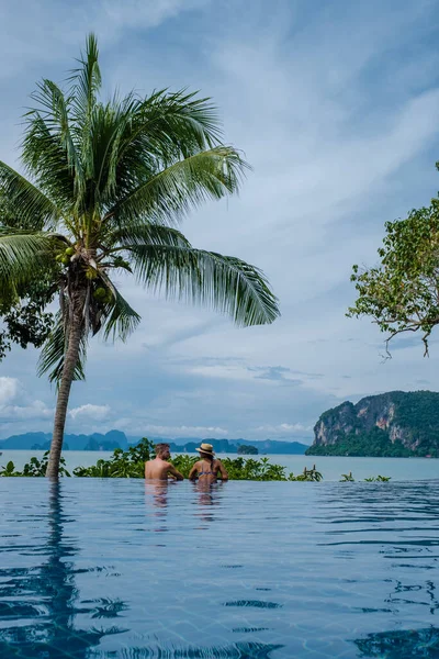 Casal Homem Europeu Uma Mulher Asiática Uma Piscina Infinita Tailândia — Fotografia de Stock