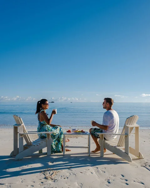 Couple Men Women Beach Having Coffee Fruit Breakfast Praslin Seychelles — Foto Stock