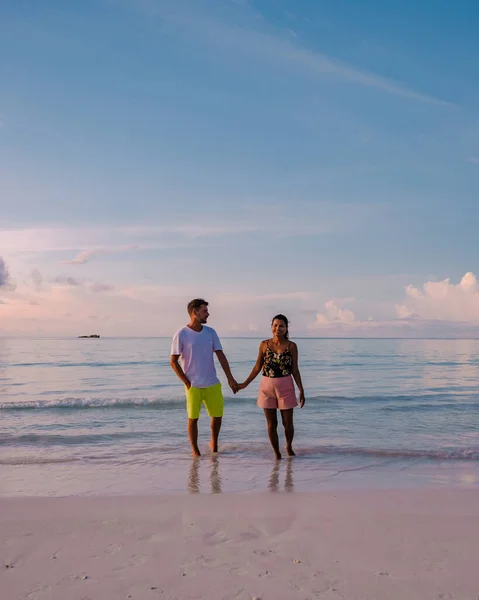Praslin Seychellerna Tropisk Med Withe Stränder Och Palmer Två Män — Stockfoto