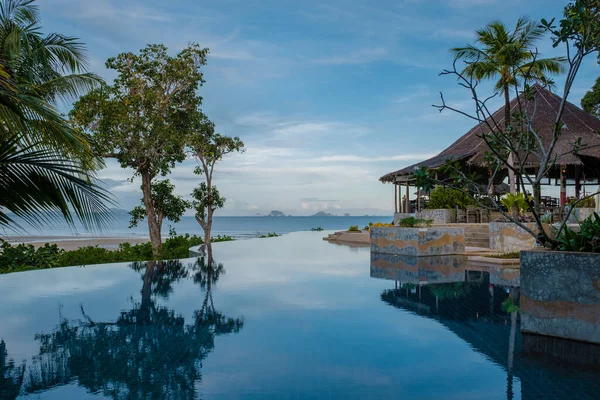 Complejo Lujo Tailandia Con Una Piscina Con Vistas Océano Phangnga — Foto de Stock