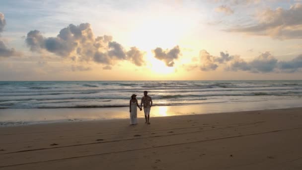 Pareja Hombres Mujeres Caminando Por Playa Atardecer Khao Lak Tailandia — Vídeo de stock