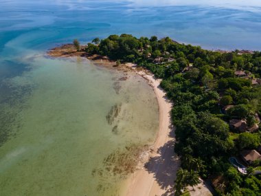 Tayland 'da tropik bir ada olan Phuket Tayland yakınlarındaki Naka Adası' nın havadan görünüşü. Tayland 'da beyaz tropik plaj