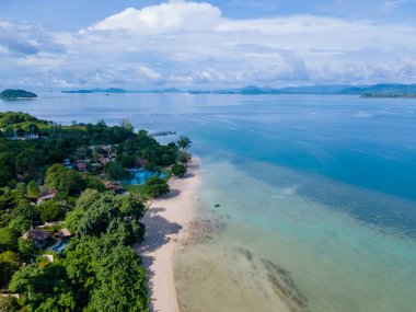 Tayland 'da tropik bir ada olan Phuket Tayland yakınlarındaki Naka Adası' nın havadan görünüşü. Tayland 'da beyaz tropik plaj