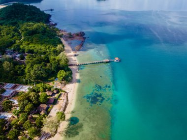 Tayland 'da tropik bir ada olan Phuket Tayland yakınlarındaki Naka Adası' nın havadan görünüşü. Tayland 'da beyaz tropik plaj