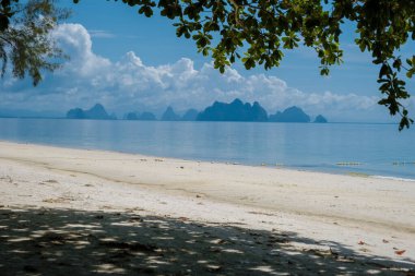 Tayland 'da tropik bir ada olan Phuket Tayland yakınlarındaki Naka Adası' nın havadan görünüşü. Tayland 'da beyaz tropik plaj