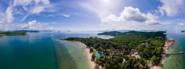 Tayland 'da tropik bir ada olan Phuket Tayland yakınlarındaki Naka Adası' nın havadan görünüşü. Tayland 'da beyaz tropik plaj