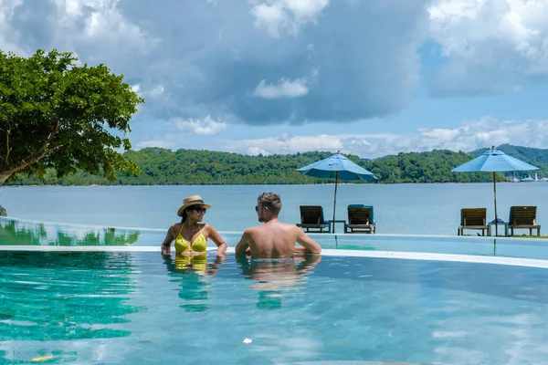 Pareja Hombre Europeo Una Mujer Asiática Una Piscina Infinita Tailandia —  Fotos de Stock