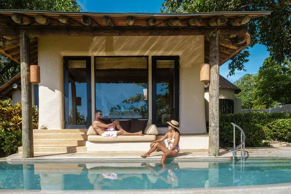 Paar Europäischer Mann Und Eine Asiatische Frau Einem Infinity Pool — Stockfoto