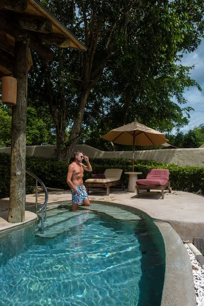 Homme Européen Piscine Débordement Thaïlande Donnant Sur Océan Vacances Luxe — Photo