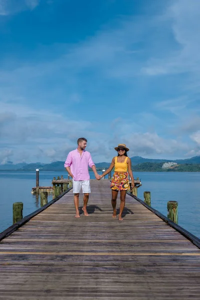 タイの木製桟橋桟橋の桟橋がある熱帯の島のカップルの男性と女性 Phuket Naka Island — ストック写真