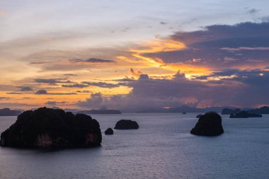 Krabi Tayland, Khaothong tepesinden Khao Tangası 'na, Mueang Krabi Tayland' a kadar okyanus üzerinde gün batımı. Adaların gün batımı