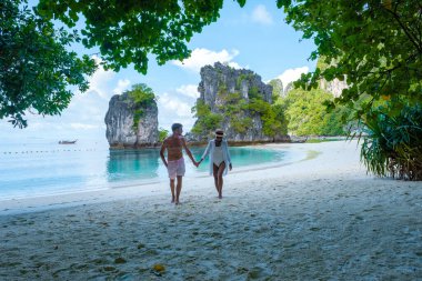 Koh Hong Adası Krabi Tayland, Koh Hong plajında bir çift kadın ve erkek, Asyalı kadın ve Avrupalı erkeklerin olduğu tropik beyaz bir plaj Krabi Tayland 'da.