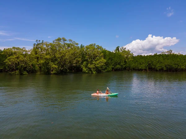 Couple Kayak Dans Océan Île Phuket Naka Thaïlande Hommes Femmes — Photo