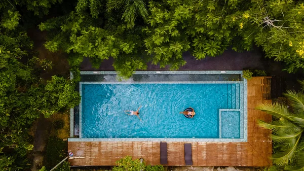 Paar Mannen Vrouwen Een Zwembad Jungle Van Krabi Thailand Luchtfoto — Stockfoto