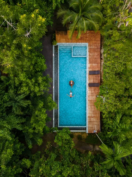 Paar Männer Und Frauen Einem Schwimmbad Dschungel Von Krabi Thailand — Stockfoto
