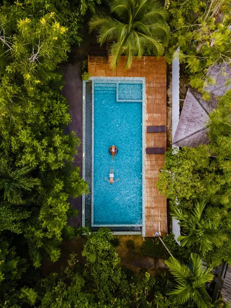 Paar Männer Und Frauen Einem Schwimmbad Dschungel Von Krabi Thailand — Stockfoto