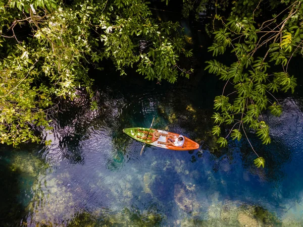 Krabi Tayland Ormanında Kayak Yapan Çift Krabi Mangrov Ormanında Tropikal — Stok fotoğraf