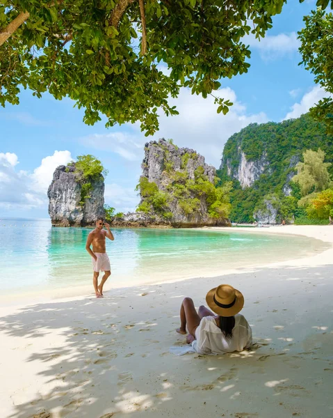 เกาะฮ องกง เกาะกระบ ประเทศไทย ชายและผ งสองสามคนบนชายหาดของเกาะฮ องกง ชายหาดส ขาวเขตร อนท — ภาพถ่ายสต็อก