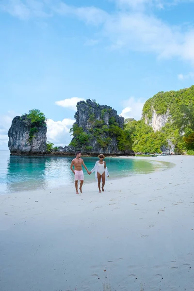 コホン島クラビタイ コホンのビーチで男女のカップル クラビタイでアジアの女性とヨーロッパの男性と熱帯の白いビーチ — ストック写真