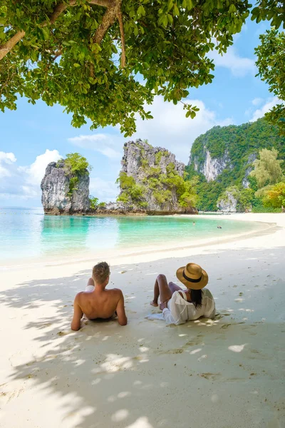 Koh Hong Island Krabi Thailandia Paio Uomini Donne Sulla Spiaggia — Foto Stock